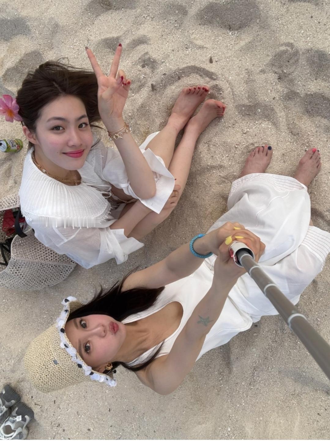 母女俩都太美了，不看脚丫子真分不出哪是妈妈哪是女儿。