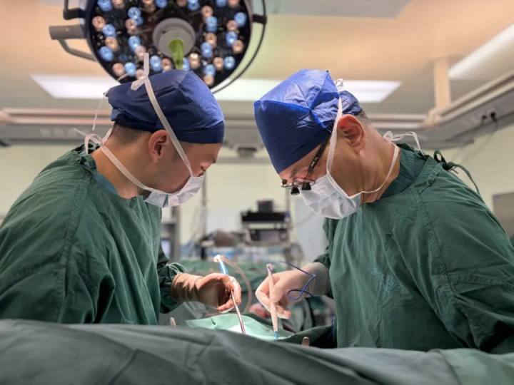 两次心跳骤停, 他们用6小时创造了生命奇迹