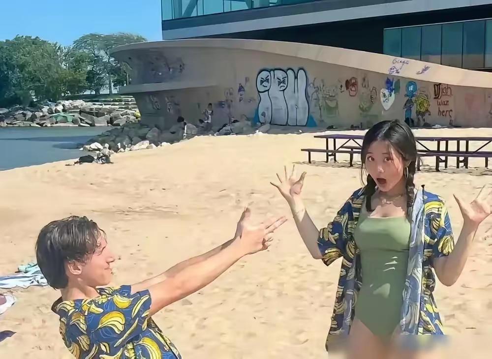 到底是环境造就了他们，还是说她们本身就是那个样子，只不过在国内做出的乖乖女形象完