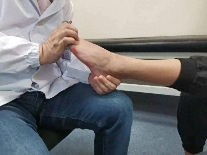 医生强调：能活到90岁的痛风患者，生活中大多常用3个养生诀窍痛风发作，关节