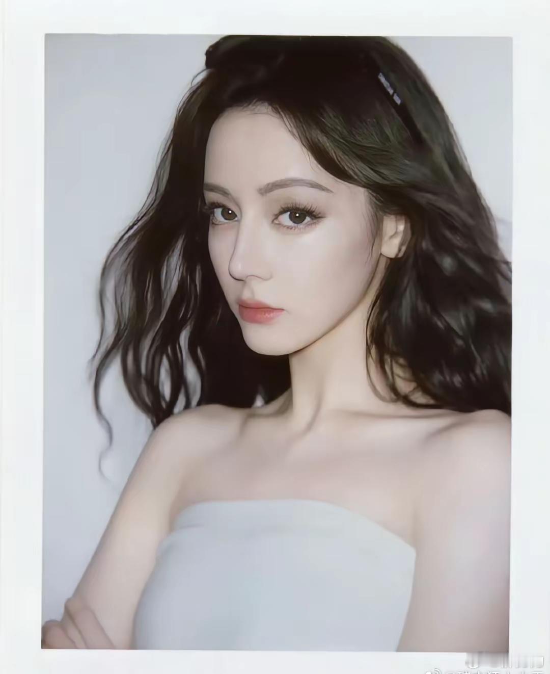 迪丽热巴是怎么了？感觉不太对在综艺节目上，说白了表现还不如金靖，每次都是以美胜出