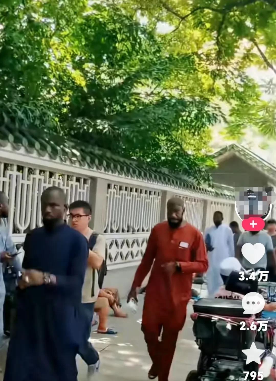 到广州出差，发觉这里的黑人真多，还以为到了非洲！一到小北三元里那片，好家伙，感