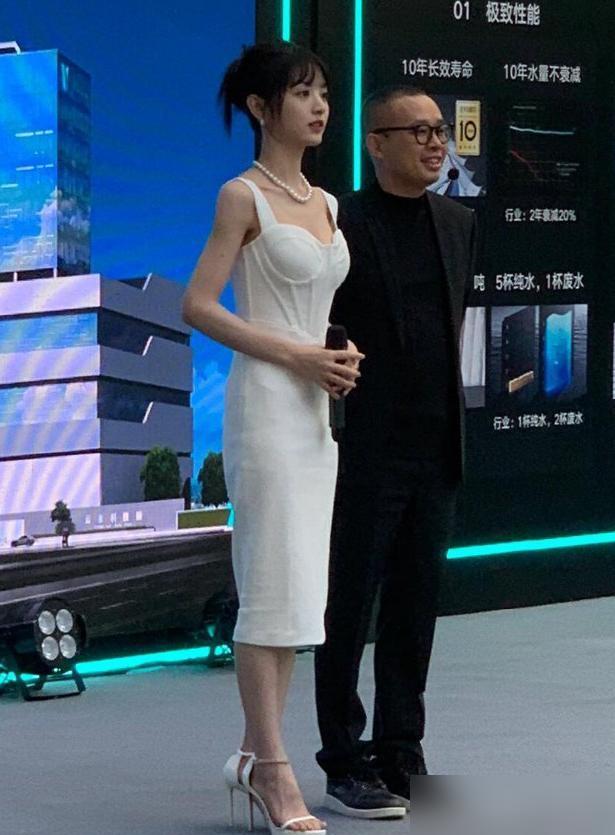 拿针扎大腿，饿到胃出血，就为了镜头前那点病态的“排骨胸”。转过头，他们却对着一个