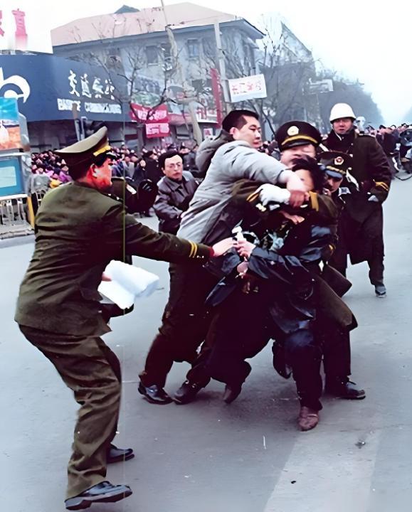 1994年的临汾城，入夜以后，歌舞厅的霓虹灯次第亮起，但那些老板们的心却悬到了嗓