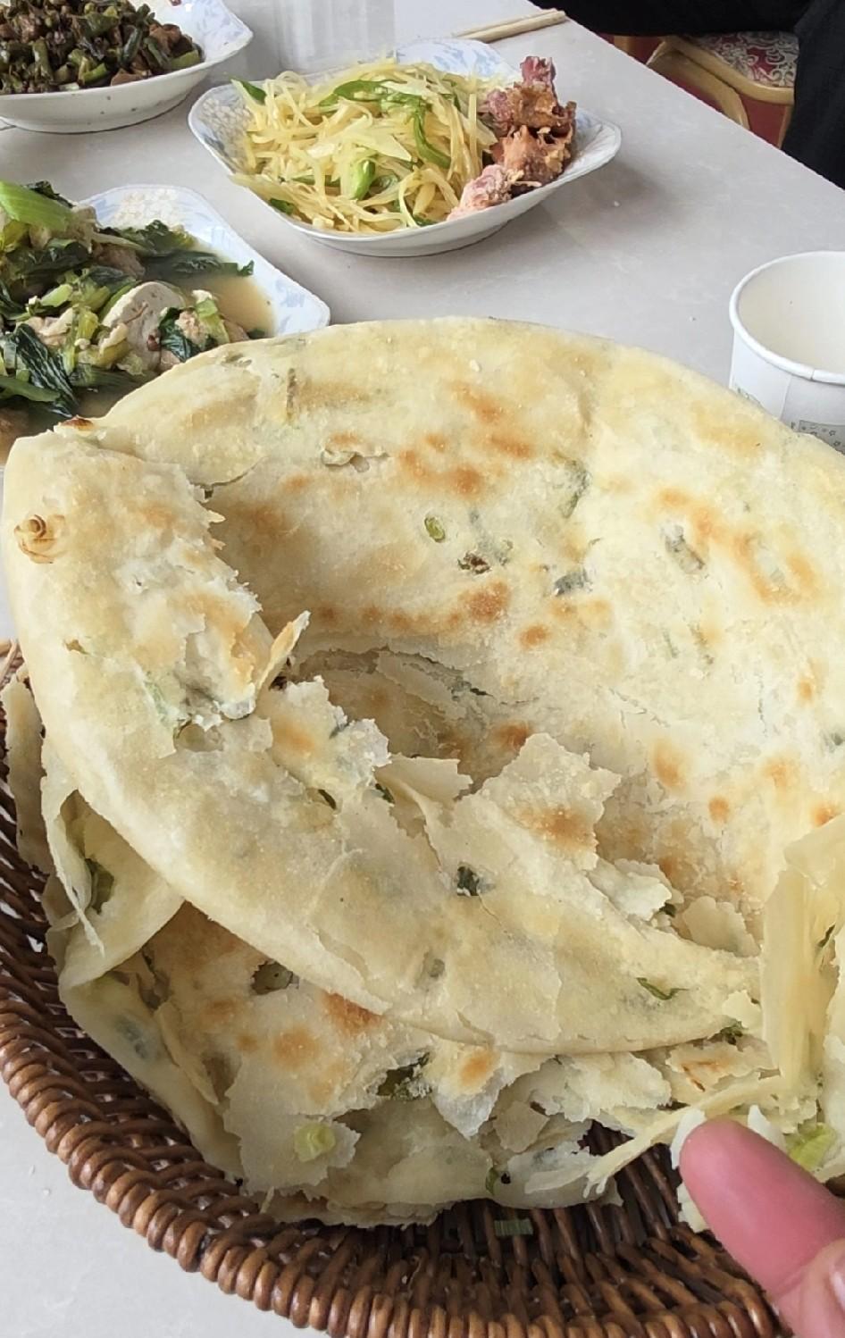 今晚好饭，二嫂烙的馅饼，婶子包的饺子，还有奶奶做的粥……下雨天，没法干活，耽误