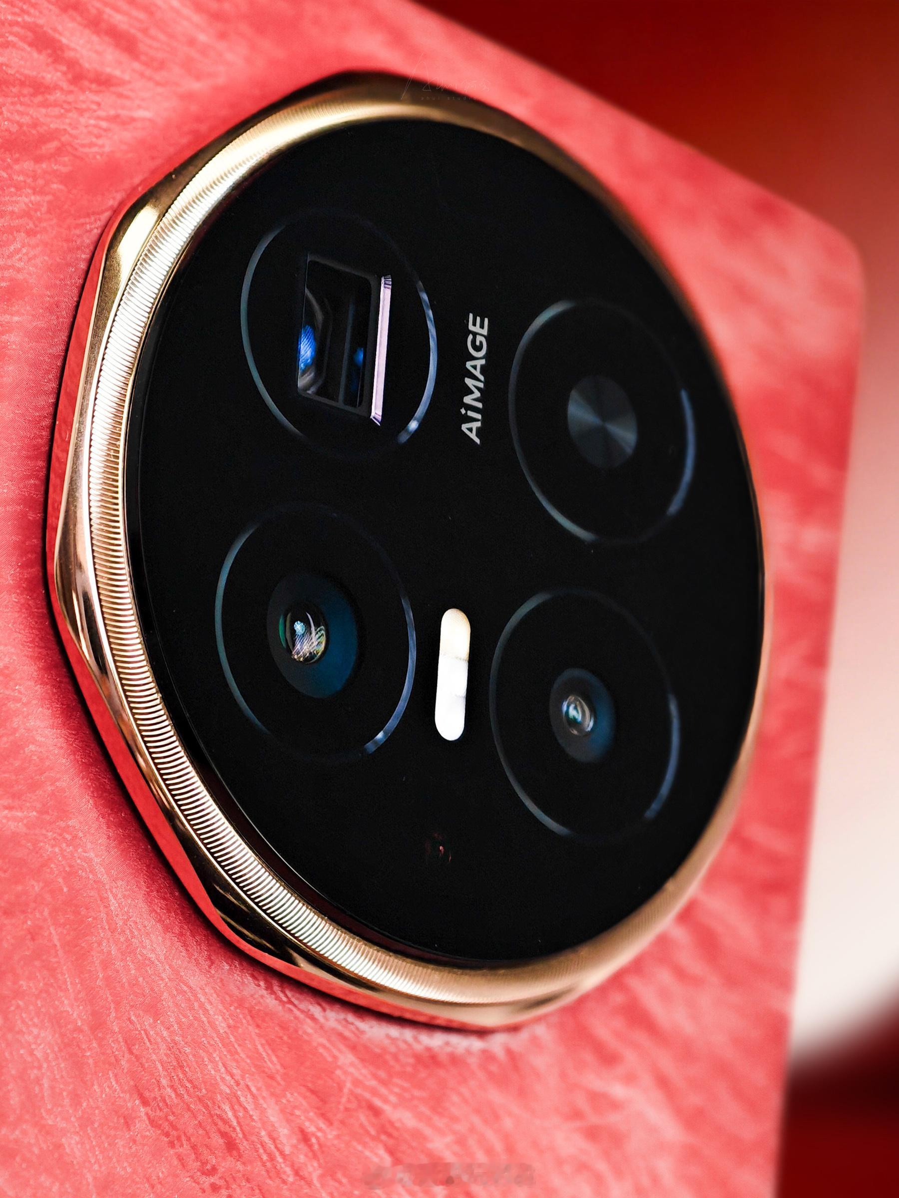 荣耀MagicV6「赤兔红」纹理精致、质感高级，超轻超薄超越想象