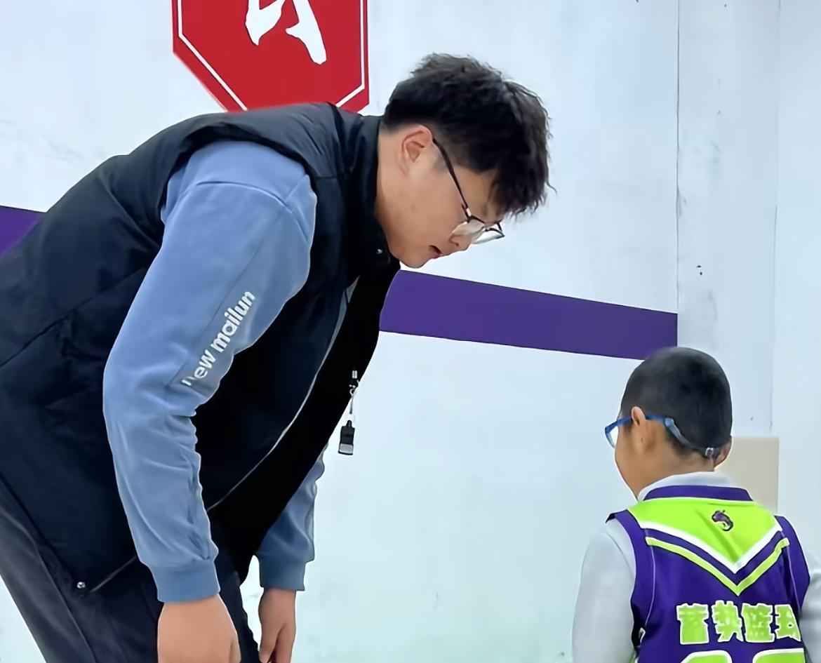 山东篮球教练安新宇（安欣宇）去世，年仅22岁，身高达两米，自小壮如牛爸爸在其7