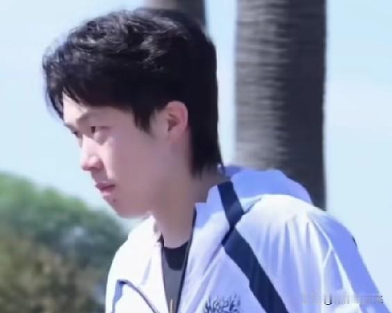 26日王楚钦最新特写镜头出炉！队长确实烫发了！网友说:这发型咋戴止汗带？