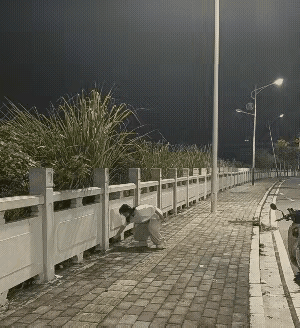 姑娘，你的皮带太调皮了！