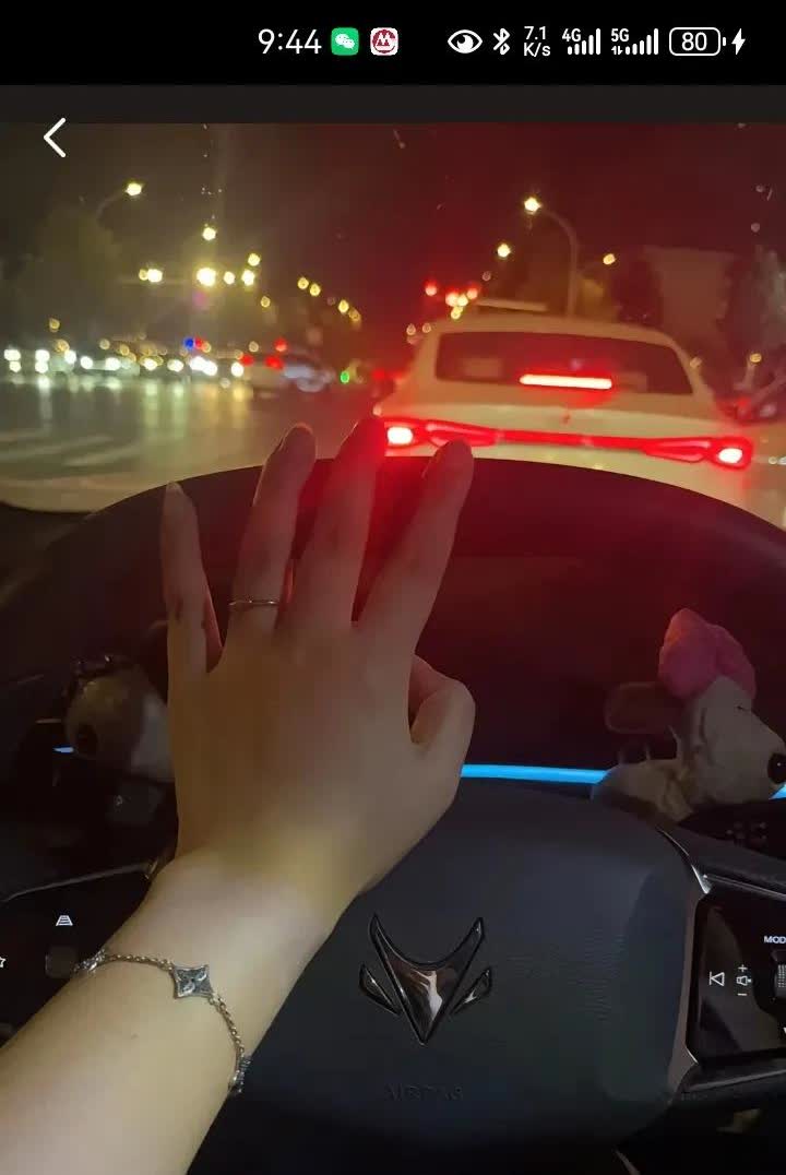 公司一女同事买了一辆新能源纯电车，今天顺路带我一程去办点事，一路上没啥话题，就聊