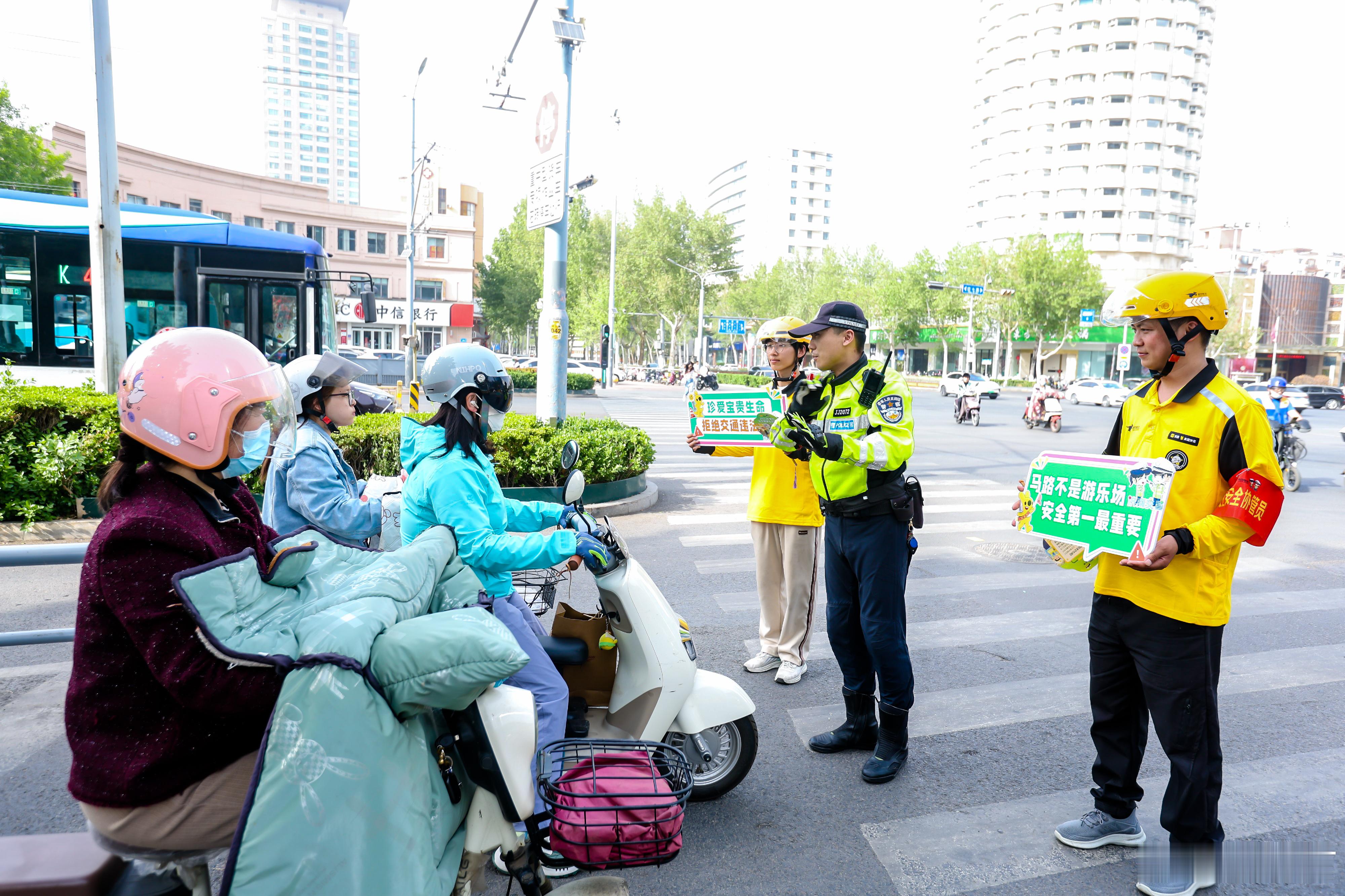 近3个月无闯红灯记录，就有可能拿到对应现金奖励。平台搞的这个激励活动，肯定是好的