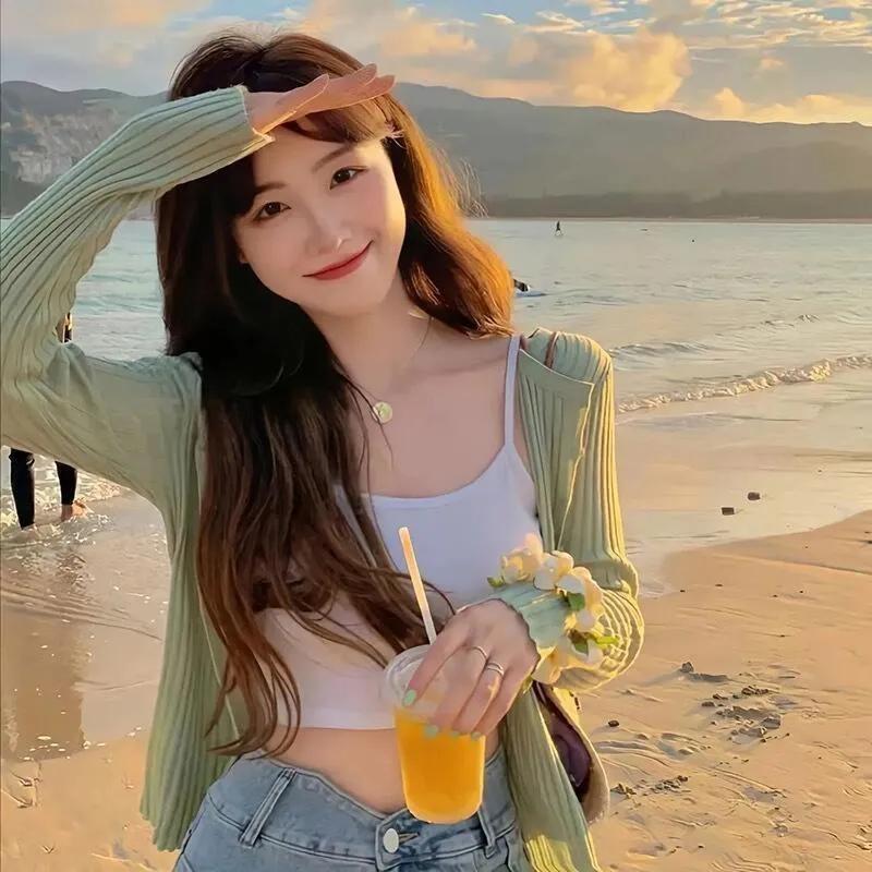 碧海潮生涌，轻纱拂面风。轻舟泛处烟霞绕潮起海浪涌碧海银沙风景人间如梦浮云涌