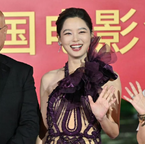 辛芷蕾身着紫色花朵高定礼服现身第38届金鸡奖红毯，明媚笑容宛如春日暖阳，瞬间点亮