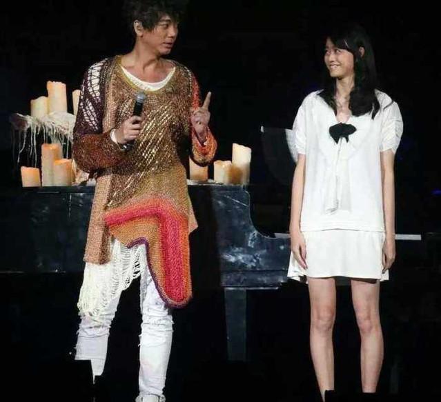 信与17岁女儿再次同台, 非婚生孩子也能自信快乐成长!