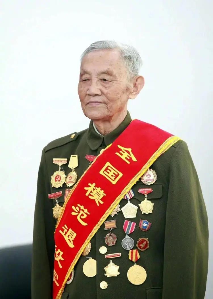 铁骨丹心：朱再保从战场英雄到环保先锋的传奇人生朱再保，1928年出生在湖南