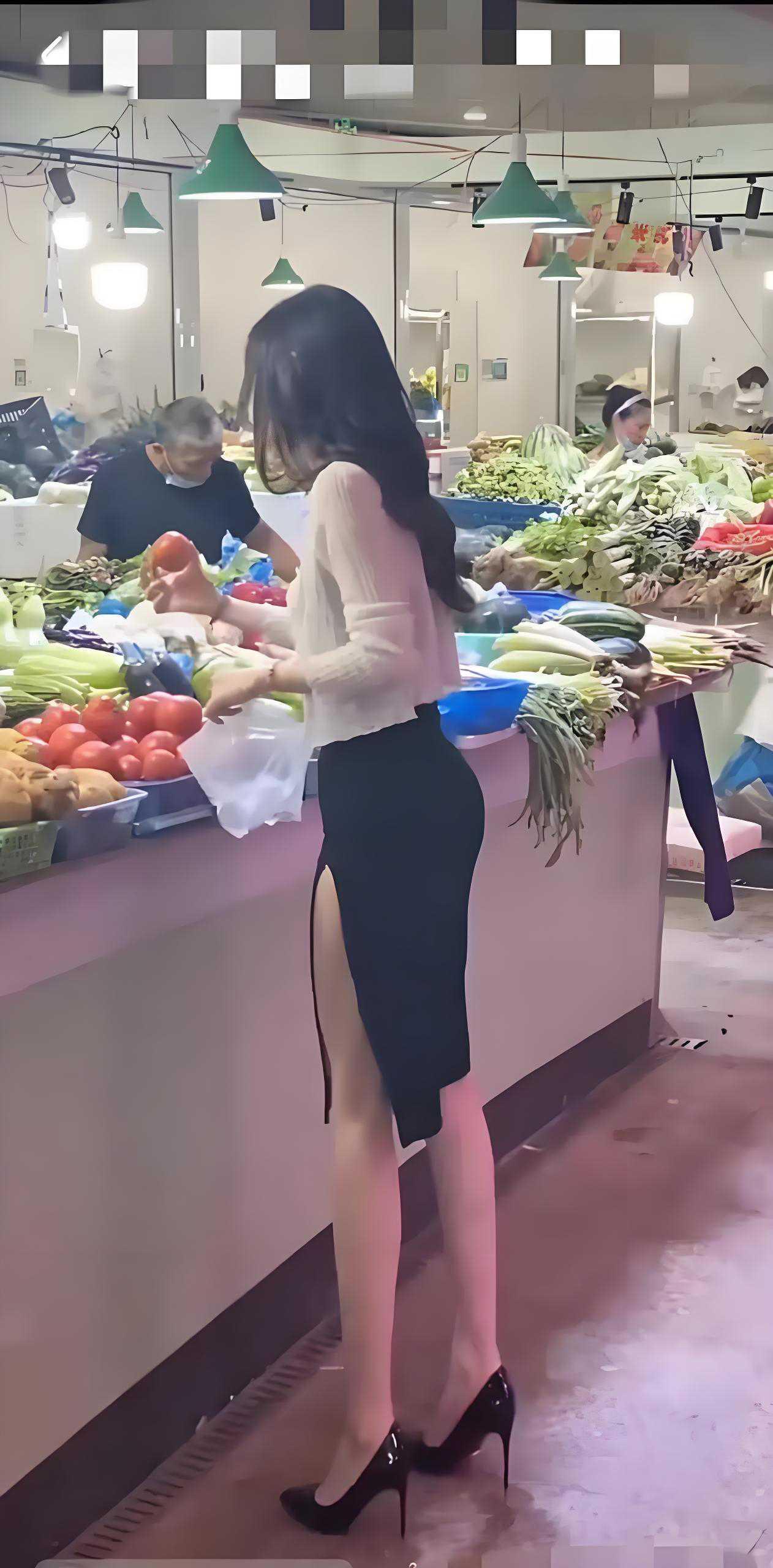 如此精致高挑的美女，也会买菜做饭？在我的印象中长得出众的女孩都很少买菜做饭，她们