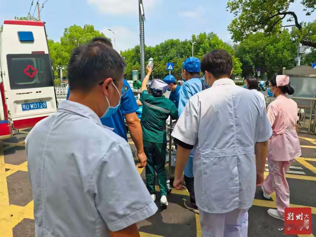 8月30日早晨，湖北荆州发生了一场惊心动魄的生命营救。14岁少女小瑶在新学期返校