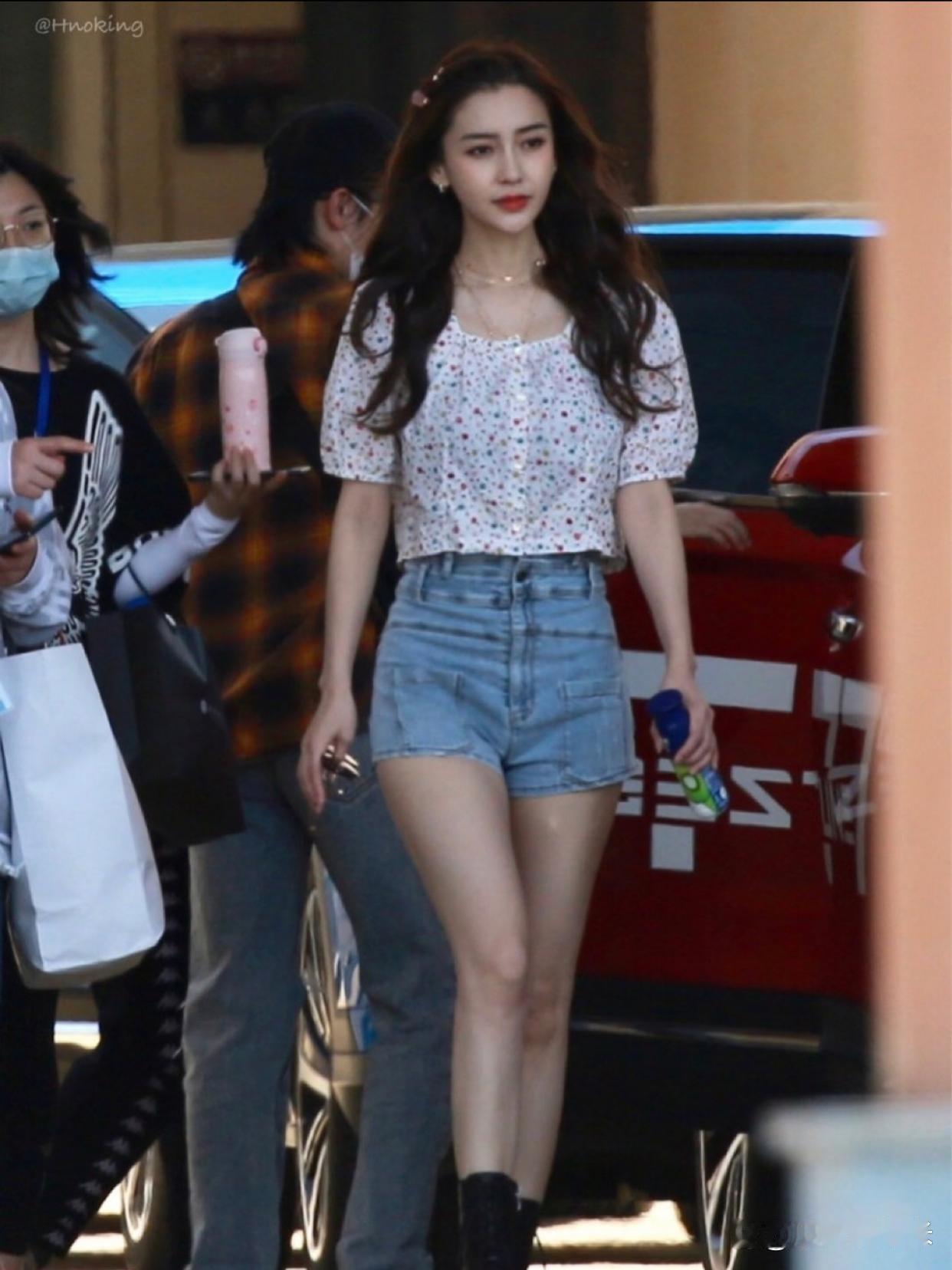 Angelababy当妈妈了还这么有少女感太让人羡慕了