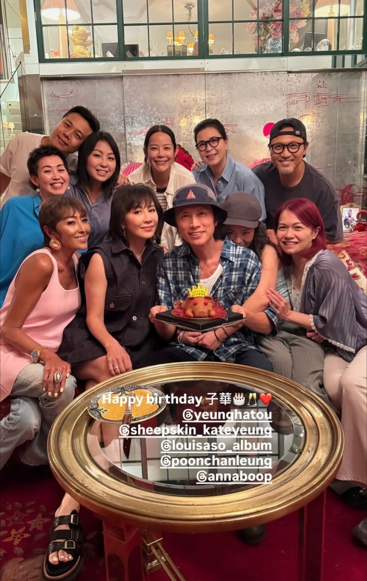刘嘉玲等好友为黄子华庆祝65岁生日，话说抱着黄子华的那个女生是他现在的女朋友吗？
