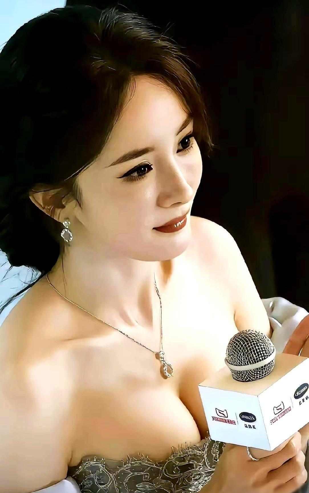 红毯上那双手总在衣领边游移——你以为是风情，实则是硅胶在肌肉下硌出的棱角。杨幂