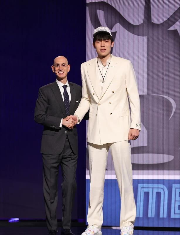 懂球的来说说，杨瀚森以后在NBA能取得如何成就？姚明肯定是超越不了，易建联还