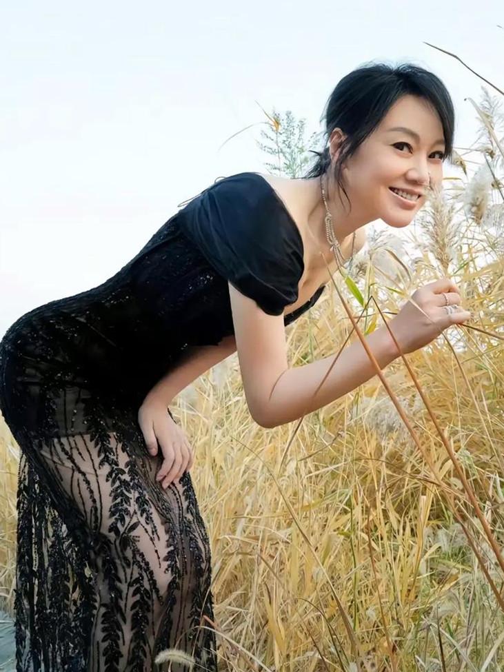 闫妮笑眯眯的：我现在不开车了！郭德纲好奇：为什么现在不开车了呢？闫妮一点都不藏：