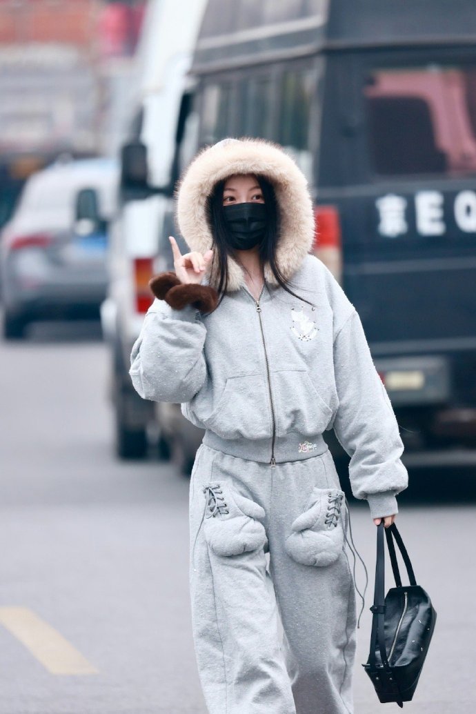 虞书欣手套抽绳口袋虞书欣日式松弛感通勤穿搭虞书欣日式松弛感通勤穿搭，虞书欣手