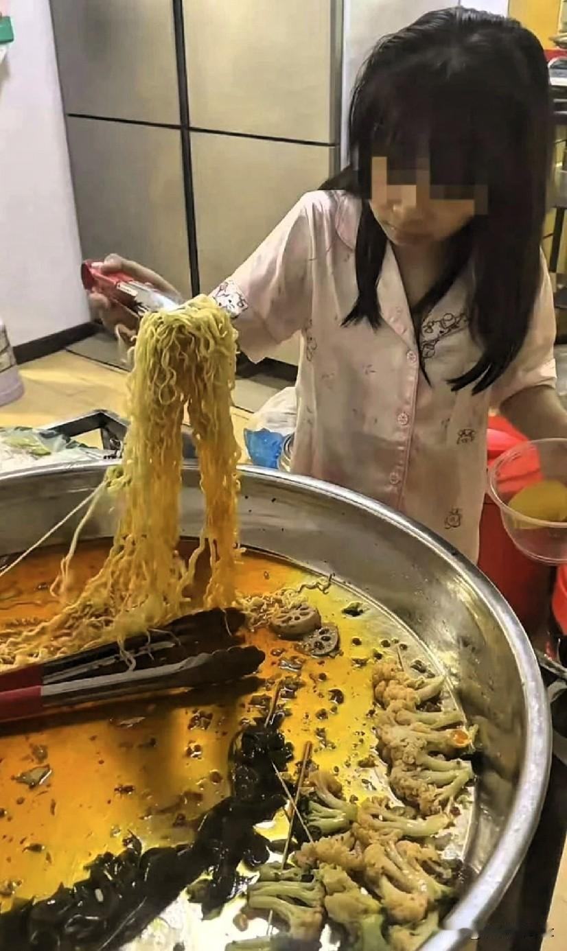 我女儿吃剩的！”文女士和丈夫黎先生经营的长沙街边摊，因女儿吃剩食，走红网络，纷