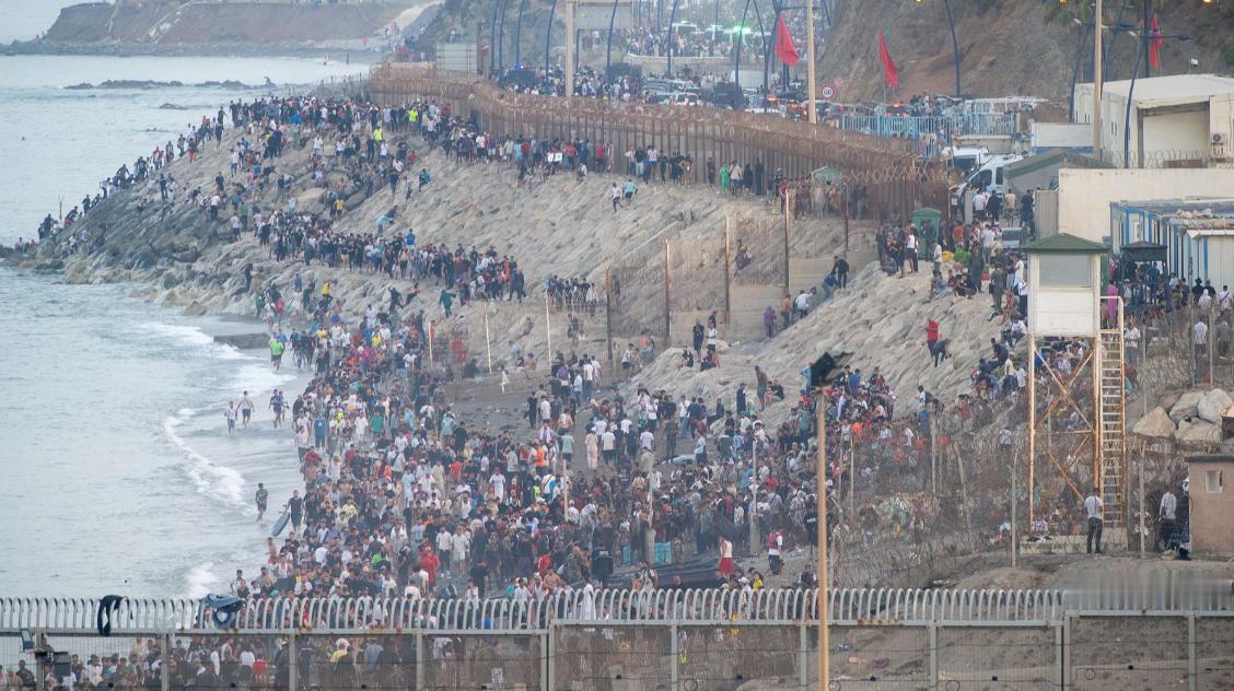 西班牙麻了，就因为西班牙政府放出了一个消息，说他们即将为50万非法移民提供合法的