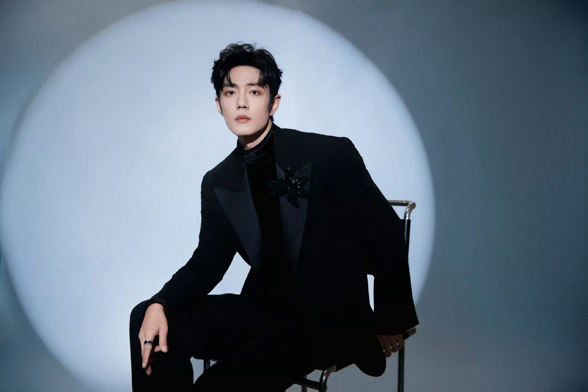 肖战年度闪耀海报肖战年度闪耀海报，官宣2026微博之夜，黑色皮衣冷脸帅照，真的太