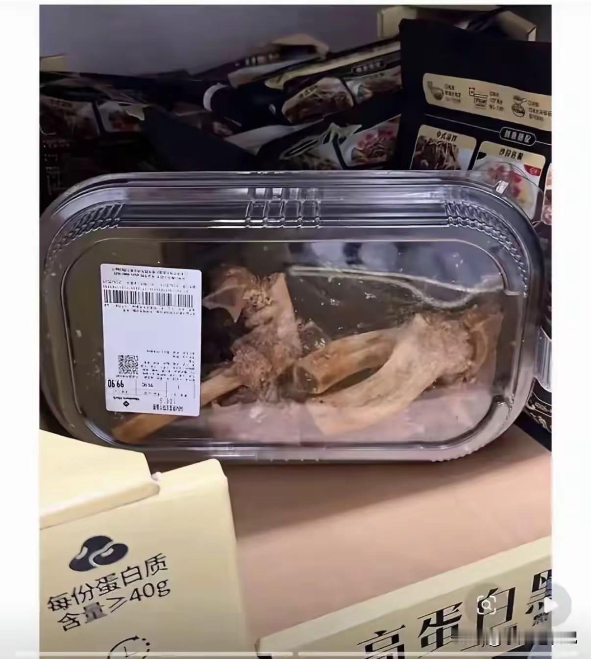 山东新开的山姆超市，火爆的不得了，开业前两天，门口排队的人特别多，场面一度很混乱