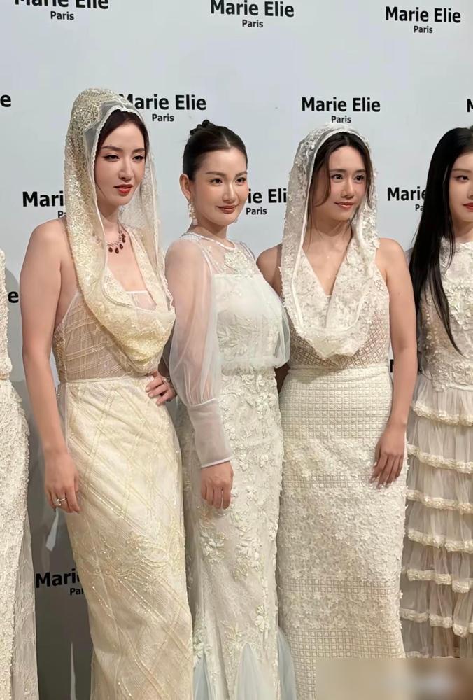 上海时装周现场，演员张萌的一组走秀照片火速刷屏。45岁的她腰细至61厘米，台上当