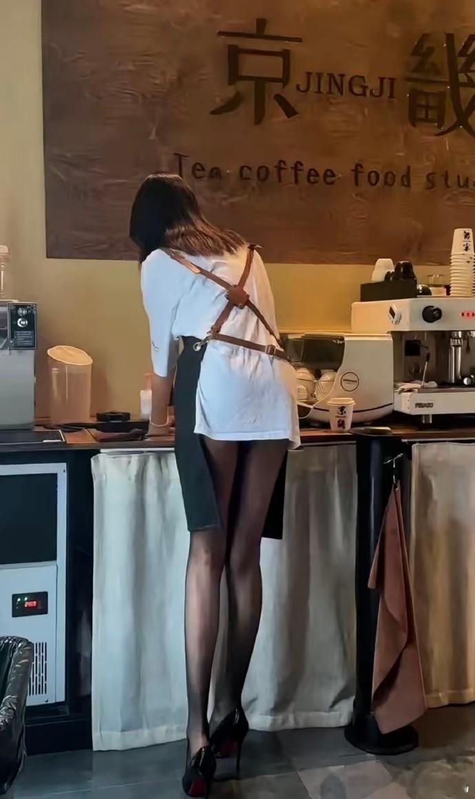 咖啡店看到的漂亮老板娘，腿型太美了！​​​