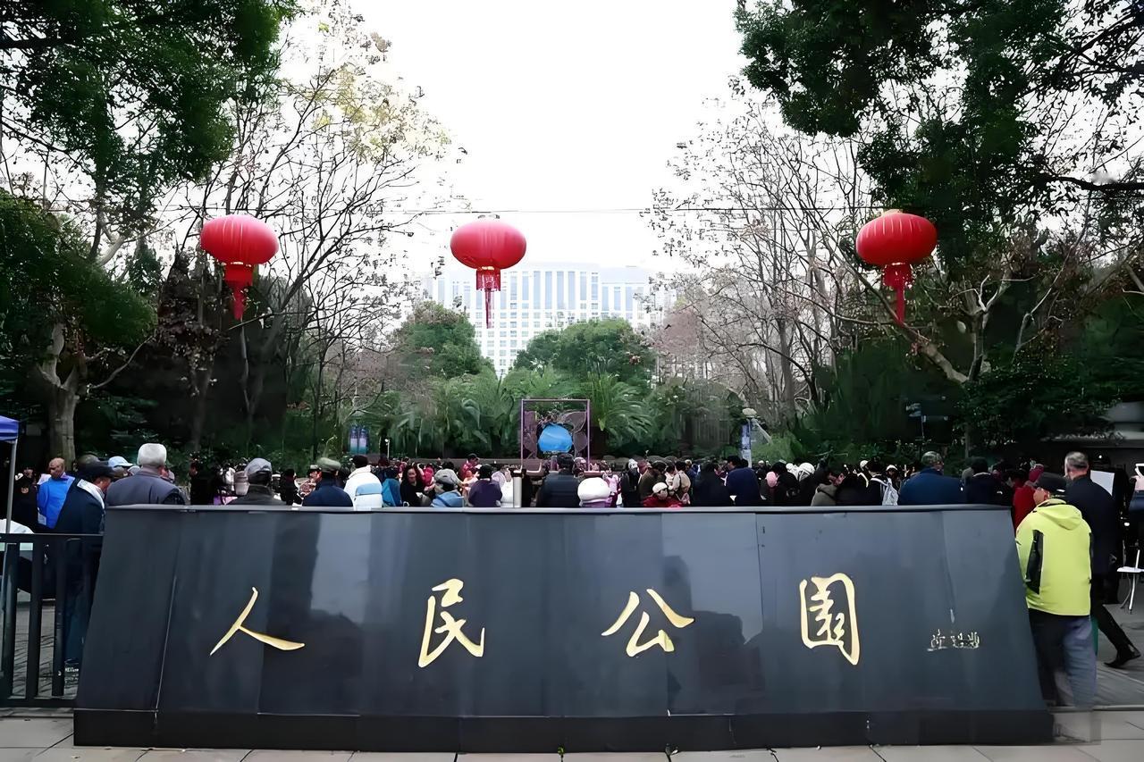 上海!一线城市相亲角1男对40女,优质男去哪了?全被高要求吓退了!这场
