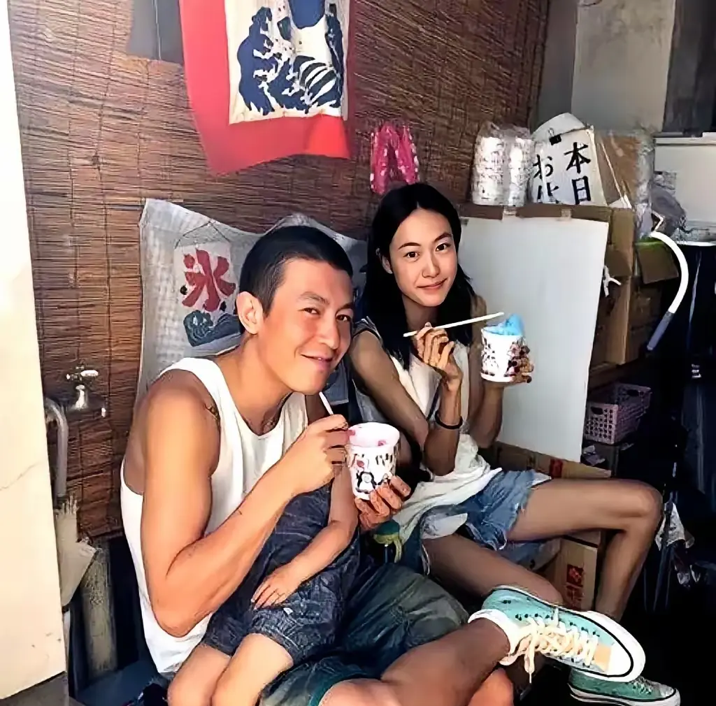 2018年夏日，陈冠希带着妻子和女儿在东京街头的小店休憩，三人手捧冰饮，留下温馨