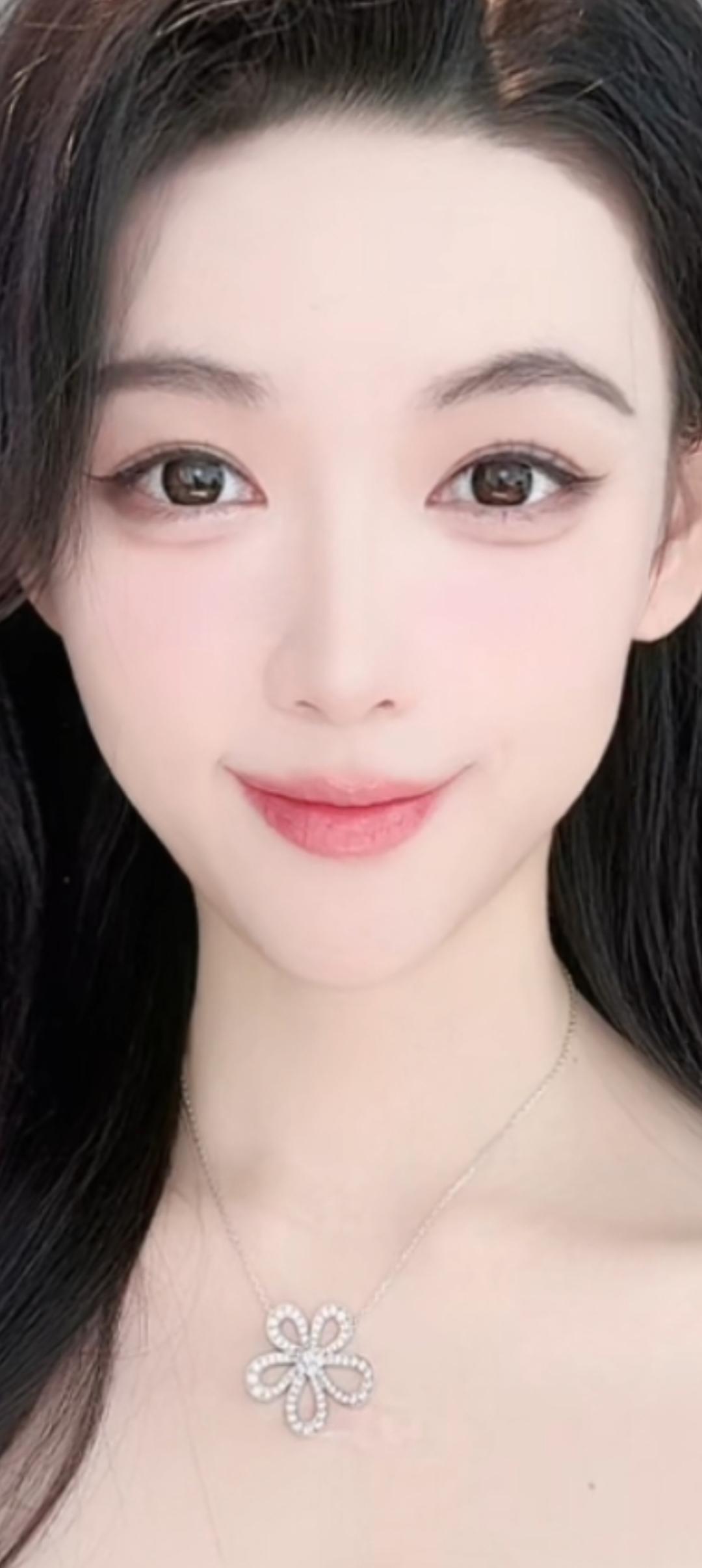 这位小姐姐笑容甜美，佩戴着精致项链。