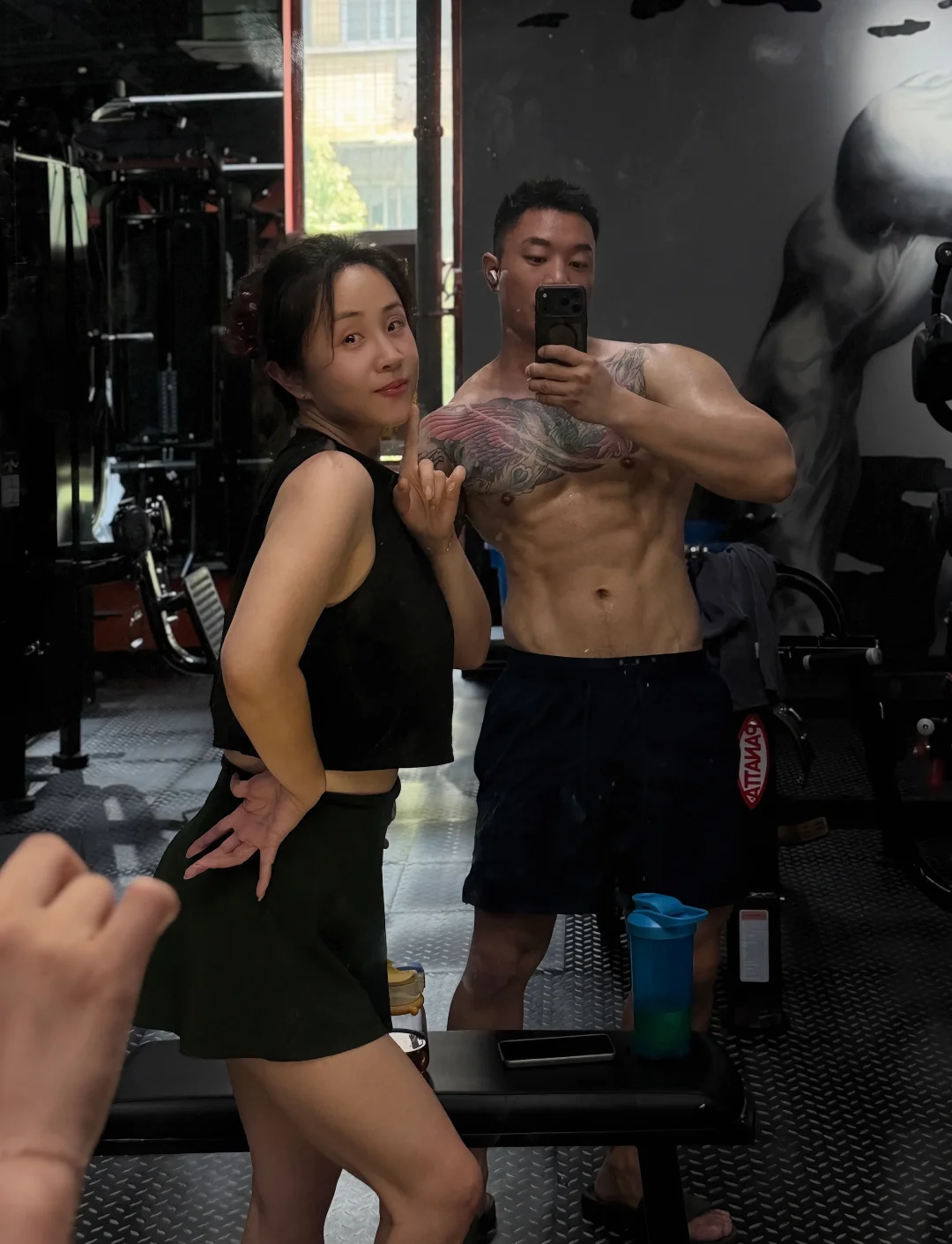 练了！肌肉男和健身女的合照📷