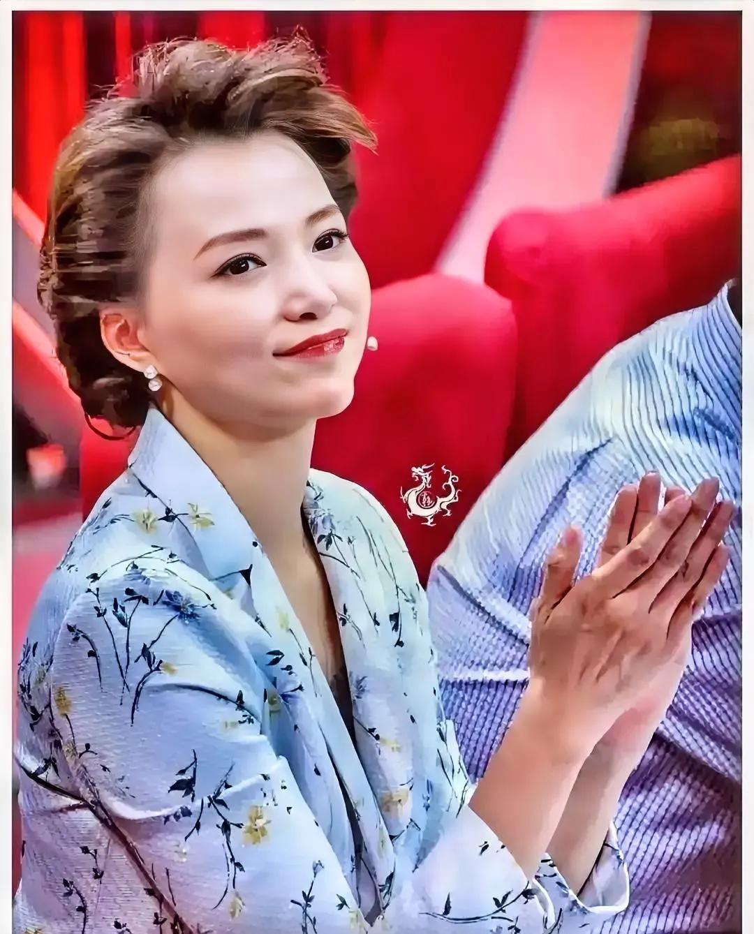 董卿说：“一个空瓶子，它就值一毛钱，装上矿泉水值两块钱，装上了牛奶可以值十块钱，
