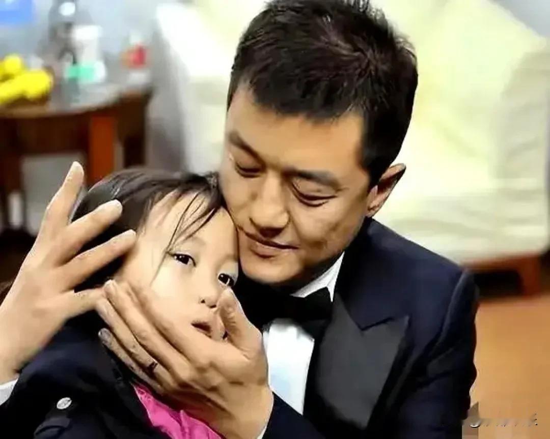 李亚鹏也被闺女“制裁”了？明星老爸的“拉黑”初体验！李亚鹏直播倒苦水，说闺女
