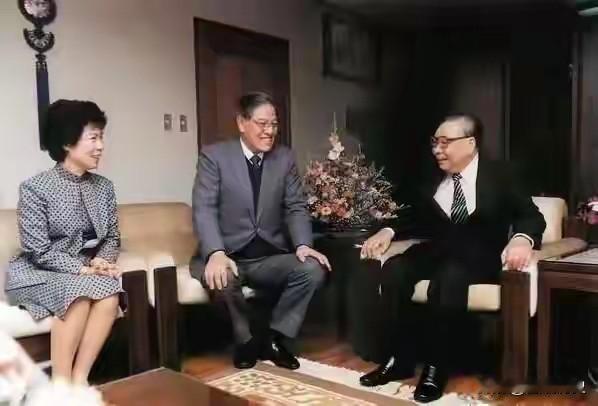 悲剧的开始这张珍贵合影拍摄于70年代初，1972年小蒋接任台湾地区行政管理机