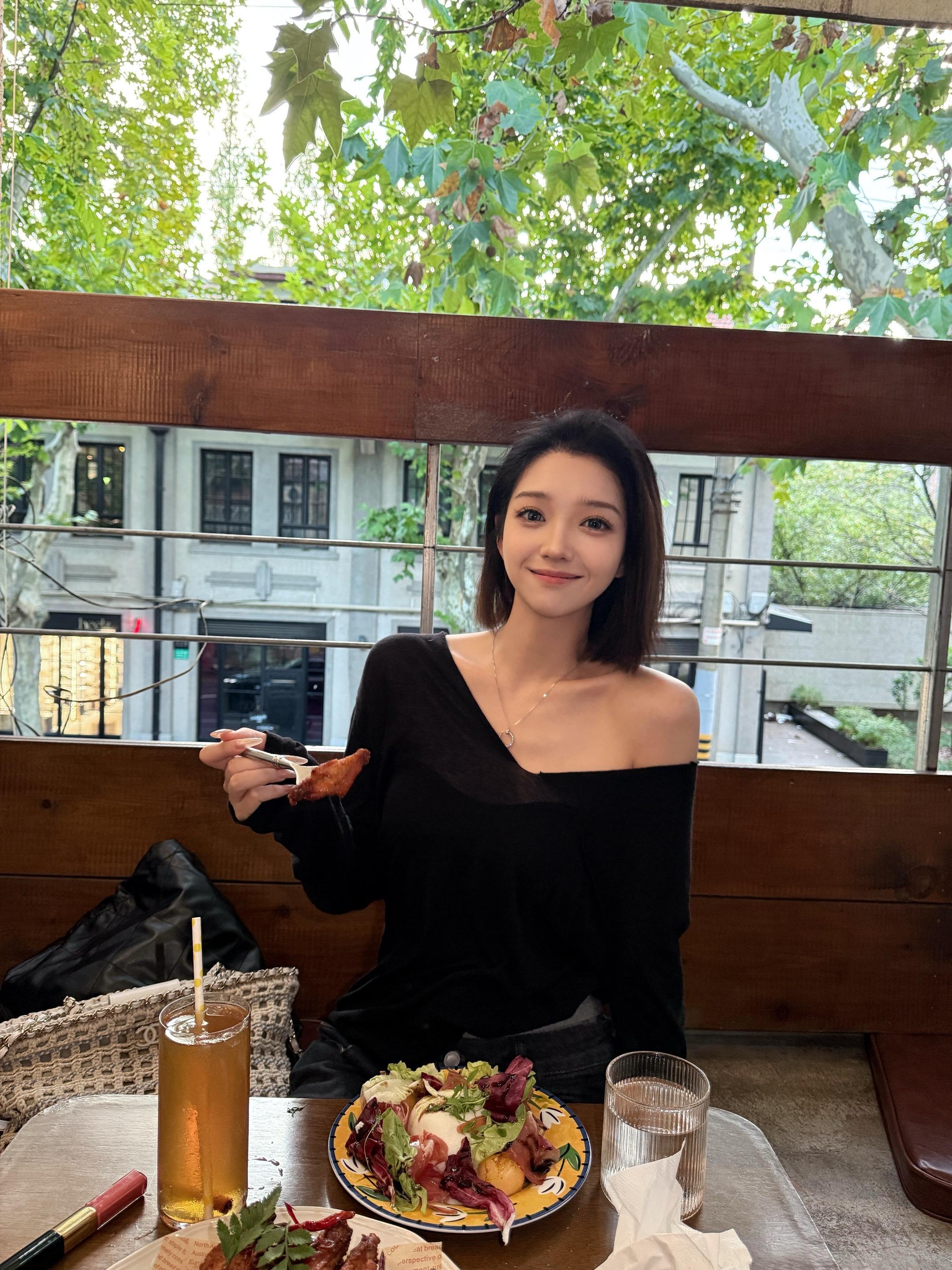 还好剪过短发。