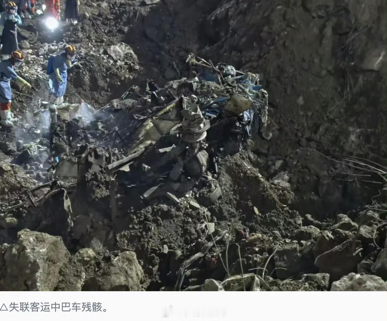 重庆山体崩塌现场发现人体残骸哎其实一开始就猜到会是这个结果。但是事实报到出来还是