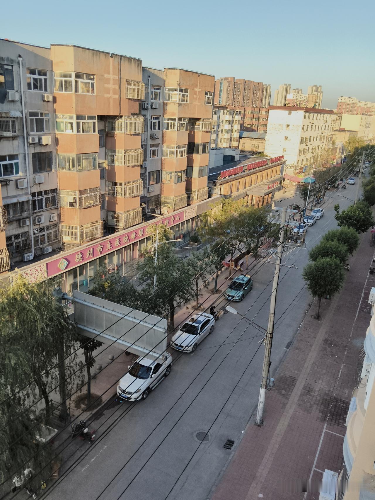 去北园小区吃早饭，目睹这一幕，知道大哥好几天白干了。早晨路过北园小区，小花园东