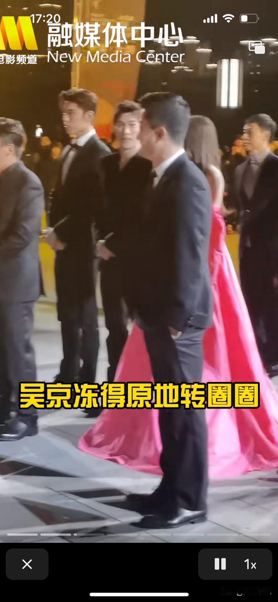 吴京老师在参加活动时,原地不停的转圈圈,成龙大哥都看不下去了,赶紧上来阻止,化解