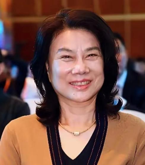 2004年，董明珠像发狂的母狮子大吼：“你们9亿就要把格力卖给老美，休想！”领导