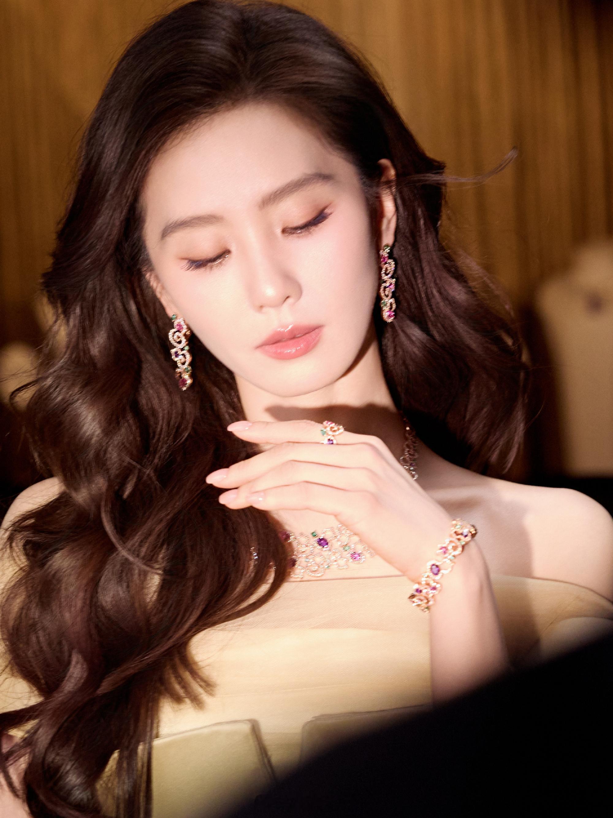 刘诗诗这令人惊艳的美貌呀美神是这样的，顶级的骨相是这样的我诗就是如此权威，如此的