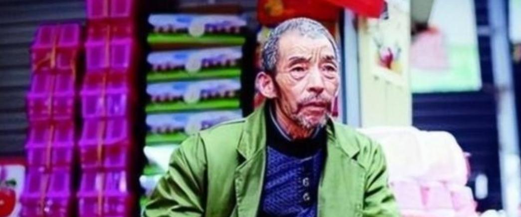 1992年，武汉街头的煎饼摊主捡到2个女婴,他终生未娶，二十年后，女儿们成了博士
