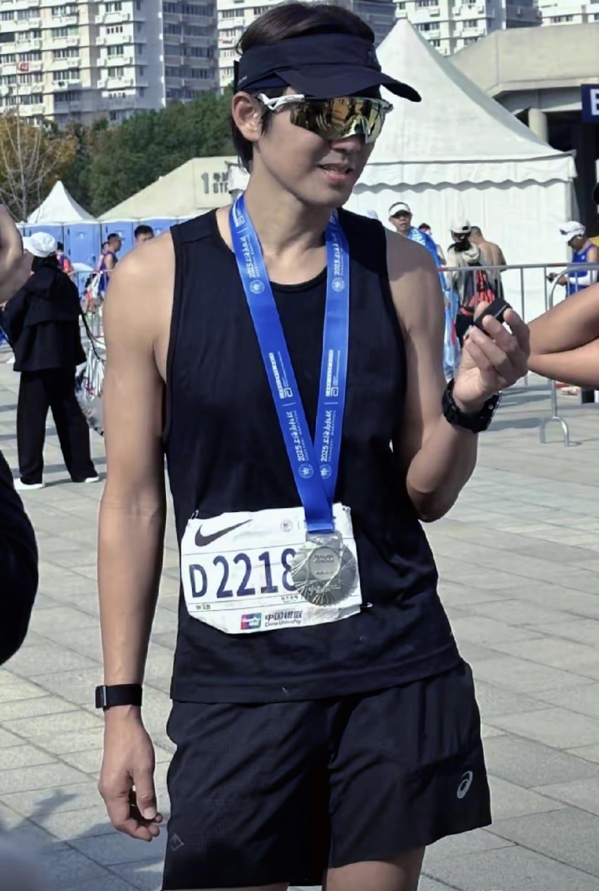 真学不来！51岁钟汉良太自律了！就说这次上海马拉松，他穿一身黑运动服，皮肤是