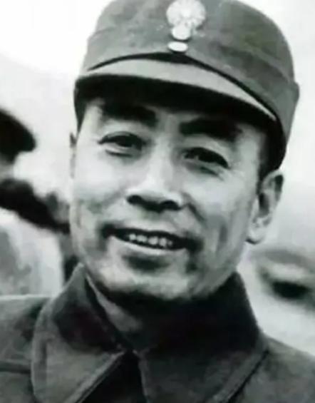 1927年，北伐军团长鲍靖中听说抓到一个共党，他兴冲冲地走进审讯室。却意外地发现