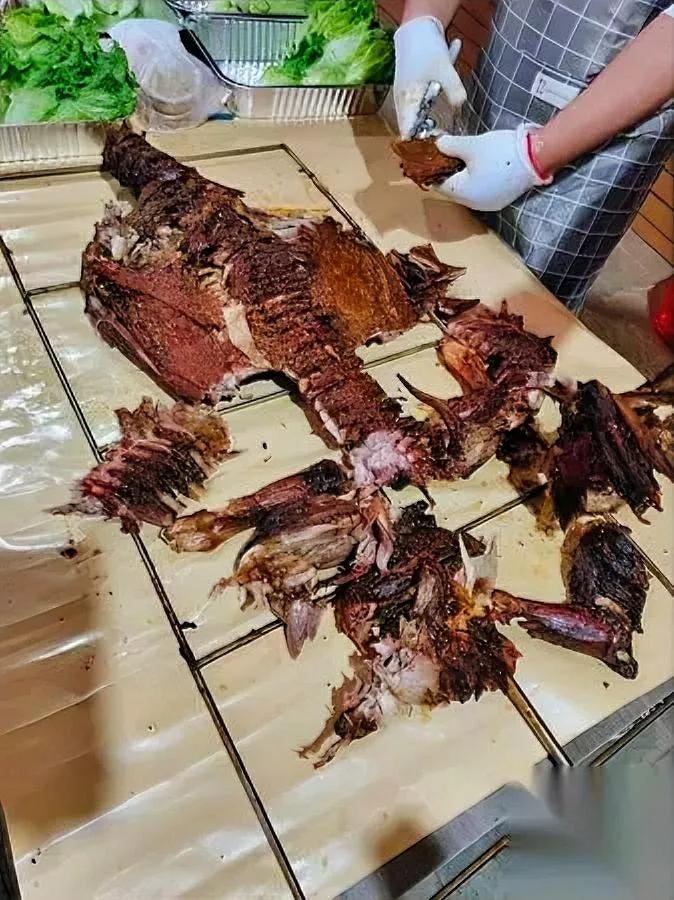 朋友喊我吃烤全羊，我没去。想起上次她老公说的话，我至今膈应得慌。上次连她